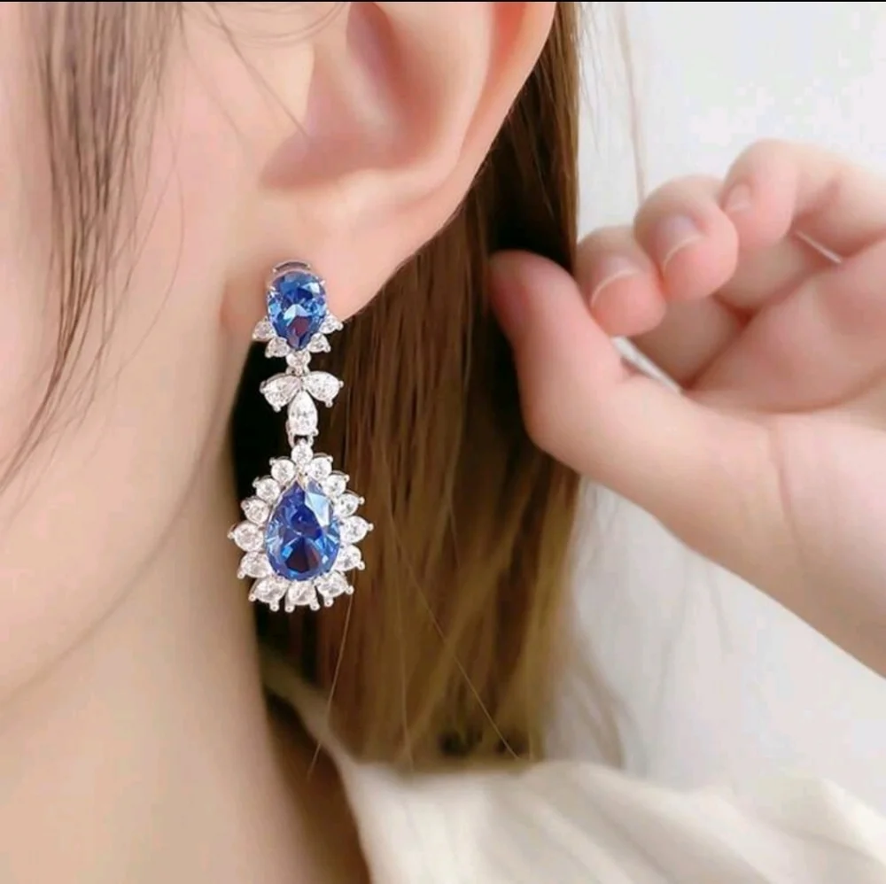 BRAND NEW ** Elegant Blue and Silver Drop Earrings